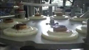Фасовка мороженного в вафельный рожок, шоколадная подливка