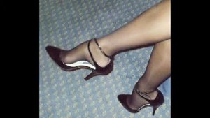 ну а это фотки моих нежных ножек в капроновых чулках! я знаю мужчины любят на такое смотреть!