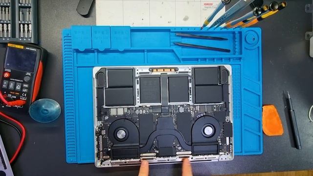 Macbook Pro 14 M1 A2442 скрипит корпус смотреть онлайн