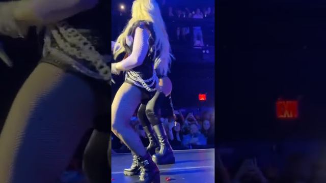 Madonna y Tokischa - HungUp (Pride 2022) смотреть онлайн