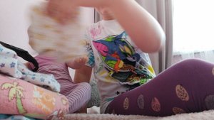 собираем вещи с мией в деревню