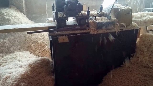 Работа деревообрабатывающего станка