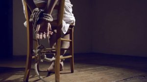 Она готова к продаже, сказал мужчина о связанной девушке. Она с ужасом поняла что перед продажей он