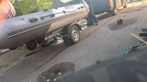 Погрузка лодки в одного  Касатка 385 с мотором хонда 10 на прицеп Дельфин 3.9