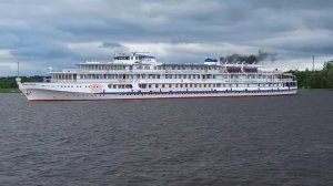 Пассажирский теплоход Михаил Кутузов.