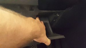 Где находится диагностический разъем OBD на VOLKSWAGEN TOURAN 2012г.