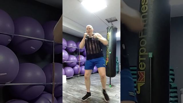 Удары руками  Гантели. Упражнения с гантелями. Разные удары руками. Тайский бокс. Муай тай. Фитнес. смотреть онлайн