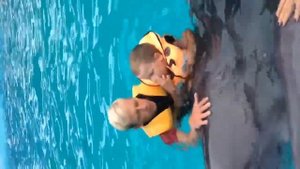 Катание на дельфинах в дельфинарии ОСКАР КИРИЛЛОВКА. Children Swim with Dolphins.