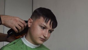 МУЖСКАЯ СТРИЖКА МОДЕЛЬНАЯ С ПРОБОРОМ SIDE PART.