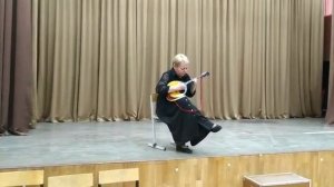 Классно играет на домре.