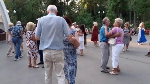 ТЫ МОЯ ХОРОШАЯ НА ВЕСНУ ПОХОЖАЯ! ТАНЦЫ В ПАРКЕ ГОРЬКОГО ХАРЬКОВ СЧАСТЛИВЫЕ ДНИ.mp4