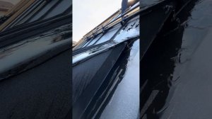 Организованный отвод воды со слухового окна на фальцевой кровле.