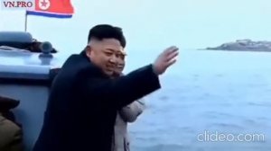 Жители Северной Кореи плачут и прыгают в воду вслед за судном Ким Чен Ына