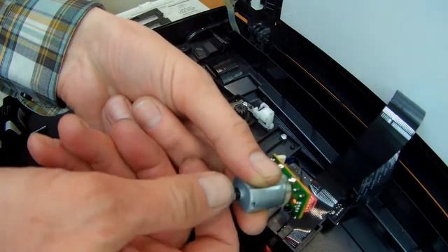 Hp M1536dnf не работает сканер.Черный лист,при копировании/сканировании с АПД.Белый лист со стекла. смотреть онлайн