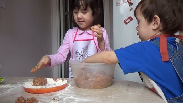 Вера и Саша готовят очень вкусные котлеты, кушают и просят добавки смотреть онлайн