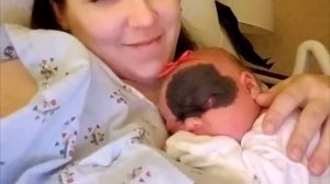 Увидев новорождённого ребёнка в роддоме, мама произнесла всего 3 слова!