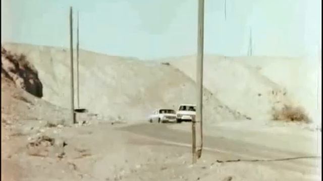 Кто ты, Элли? (1990) - car chase + crash scene смотреть онлайн