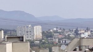 Вертолет летит ниже высотки