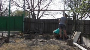 Заливка столбов под качели и турники на детской площадке.