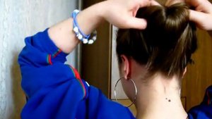 Прическа пучок для волос средней длины