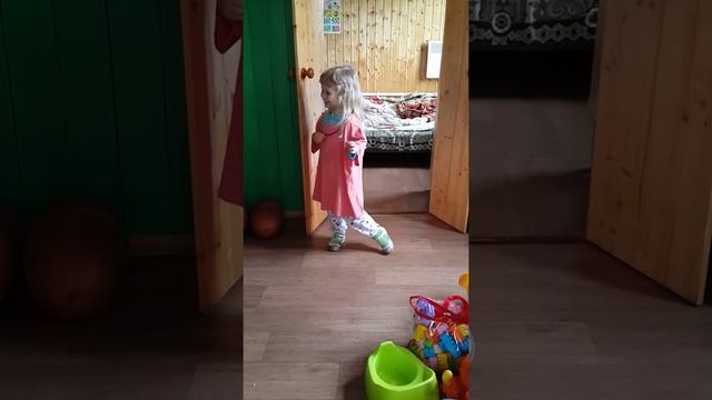 Суровая девочка читает стихи Барто. Нюся TV смотреть онлайн