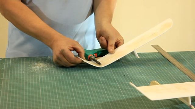 Изготовление простейшей модели метательного планера из пенопласта урок 5. смотреть онлайн