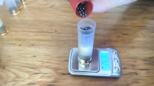 Снаряжение охотничьих патронов 12 ка. порохом ТАХО прибором УПС-7.