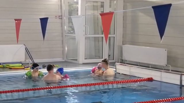 Бассейн " Победа". Юлия на занятие. Группа 3-4 года. Нерехта город. смотреть онлайн