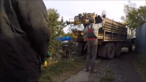 Автомобиль ЗИЛ пытается заехать на участок