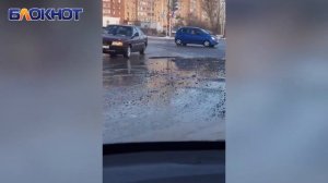 В Волгодонске автомобили массово пробивают колеса в огромной яме на взъезде в новый город