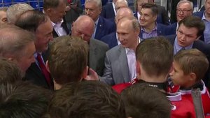 Воспитанники детского центра "Сириус" после матча пообщались с Владимиром Путиным и легендами хоккея
