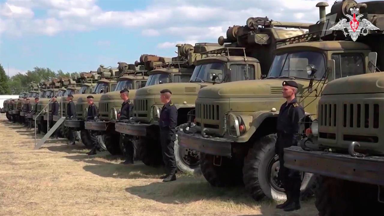 Сергей Шойгу посетил предприятие в Омской области, где ремонтируют бронемашины и артустаноки