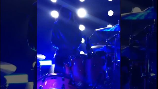 Lauren Mayberry (CHVRCHES)  practicing with the drums (2)