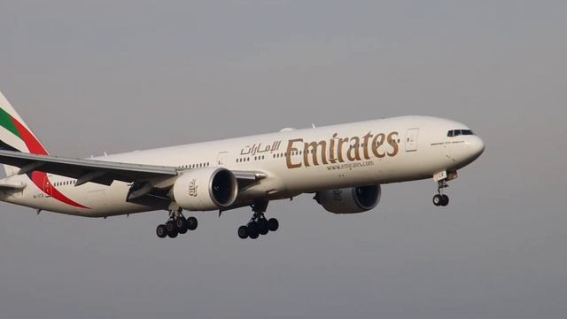 Emirates Landing at Budapest Airport смотреть онлайн