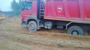 Самосвал Volvo FMX 6×4 застрял в песке