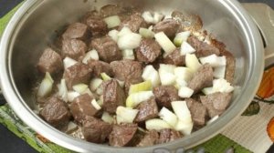 Капуста, тушеная с мясом и картошкой в кастрюле