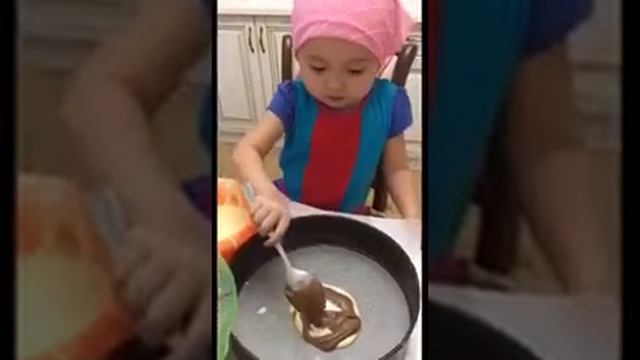 Архив 2017 Ясмин готовит пирог Зебру ( 3 года малышке) смотреть онлайн