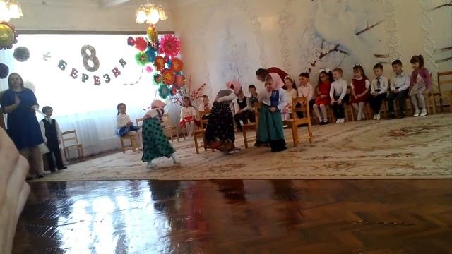 Бабушки старушки, ушки на макушке...