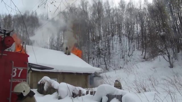 В Тобольске горят дома, автомобили, дачи смотреть онлайн