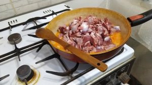 Куриные желудочки тушёные на сковороде.