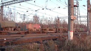 Грузовой поезд ВЛ10-995 с военной техникой на БМО. (Сандарово)