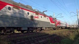 Электровоз ЭП1М-810 с пассажирским поездом и встречная электричка
