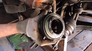 Рабочий и нерабочий хаб на Кайрон. The coupling of the front axle SsangYong Kyron.  Hubs.