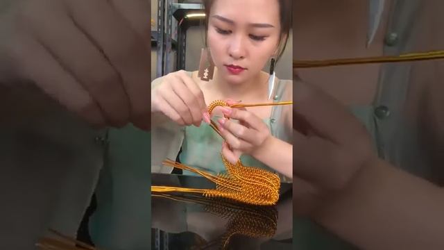 женщина из подручных средств сделала подделку (Жар Птицу) смотреть онлайн