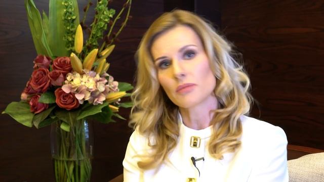 Dr. Krisztina Phillips / Dr. Csernus demonstrates thread lifting смотреть онлайн