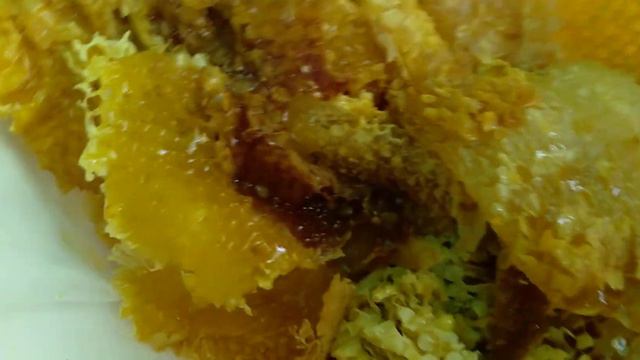 Как при откачке разнотравия получить два вида меда. смотреть онлайн