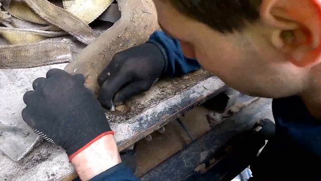 Слесарь - фотомодель снимает лебедку на УАЗе смотреть онлайн