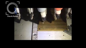 Процесс нанесения рисунка на силиконовые браслеты