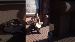 Чел офигенно играет на там таме)))