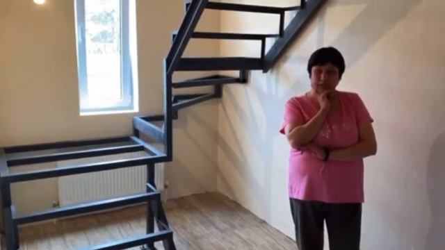 ВИДЕО-ОТЗЫВ | Комментарий заказчицы о работе компании "Лестницы для дома" | МОНТАЖ металлокаркаса смотреть онлайн